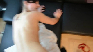 Молодая жена с красивой попкой соблазнила муженька на секс