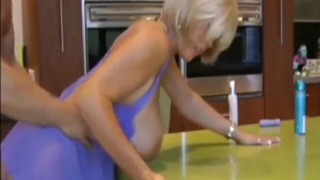 Титькастая мачеха соблазнила молодого пиздолиза, чтобы полизал киску