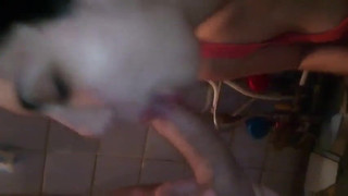 Молоденькая жена отсосала член у друга своего мужа и проглотила сперму