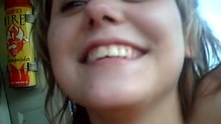 Жена лижет член, снимаясь в домашней порнухе