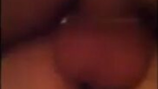 Куколд теребит киску жены, пока она трахается в анал с любовником