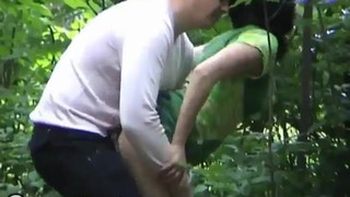 Пока муж ждет жену на даче, она трахается с незнакомцем в лесу