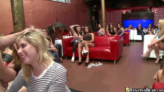 Замужние дамы развлекаются с мускулистыми стриптизерами на девичнике