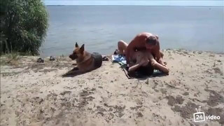 Трахает чужую жену на берегу озера - вот же шлюха!