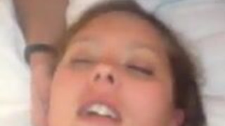 Грудастая жена ловит кайф, когда муж и его друзья трахают ее и заливают спермой