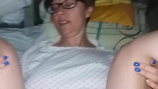 Снял на камеру как трахаю свою очкастую жену от первого лица