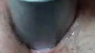 Муж снимает мастурбацию жены черным дилдо крупным планом