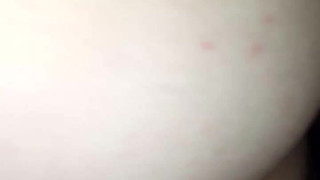 Муж с маленьким членом жарит жену раком – вид снизу