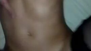 Молоденькая, но неверная жена в чулках подло изменяет мужу с двумя ебарями