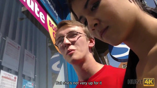 Молодая жена зарабатывает деньги сексом, пока муж слезно плачет в сторонке