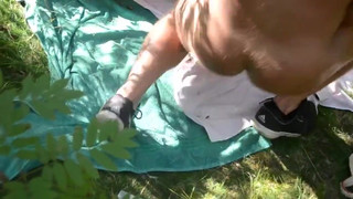 Отпустил жену на пляж, а она не сдержалась и изменила мне с двумя членами в кустах