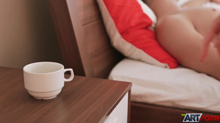 Молодая жена рано утром разбудила мужа, ведь уже пора трахаться